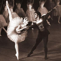 Cynthia Gregory as Odette and Ted Kivitt as Prince Siegfried in Swan Lake.