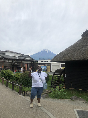 Chanelle in front of Mount Fuji