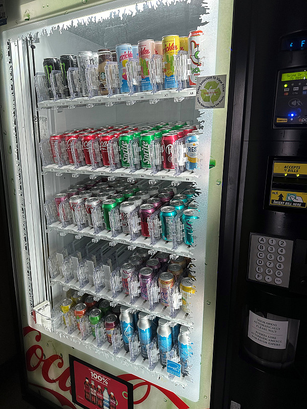 Single vending machine with all aluminum cans inside