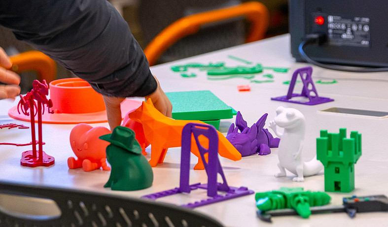 260225-TAPROOT Maker Space-11 AO Mini multi colored animal 3D printouts