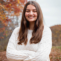 Julia Merolle headshot