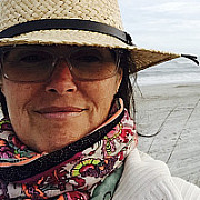 Deborah Symons Roldan headshot