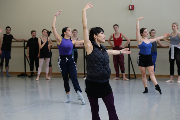 Ayaka Kamei '15 works with students
