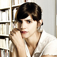 Valeria Luiselli with her head resting on her hand on her right cheek