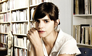 Valeria Luiselli with her head resting on her hand on her right cheek