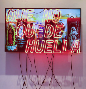 Que no quede huella neon sign in front of monitor