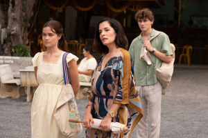 Sarah Catherine Hook '17 and Parker Posey in season three of HBO's The White Lotus.