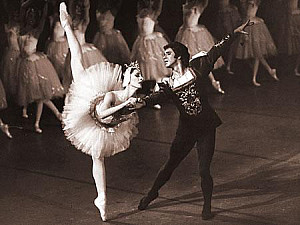 Cynthia Gregory as Odette and Ted Kivitt as Prince Siegfried in Swan Lake.