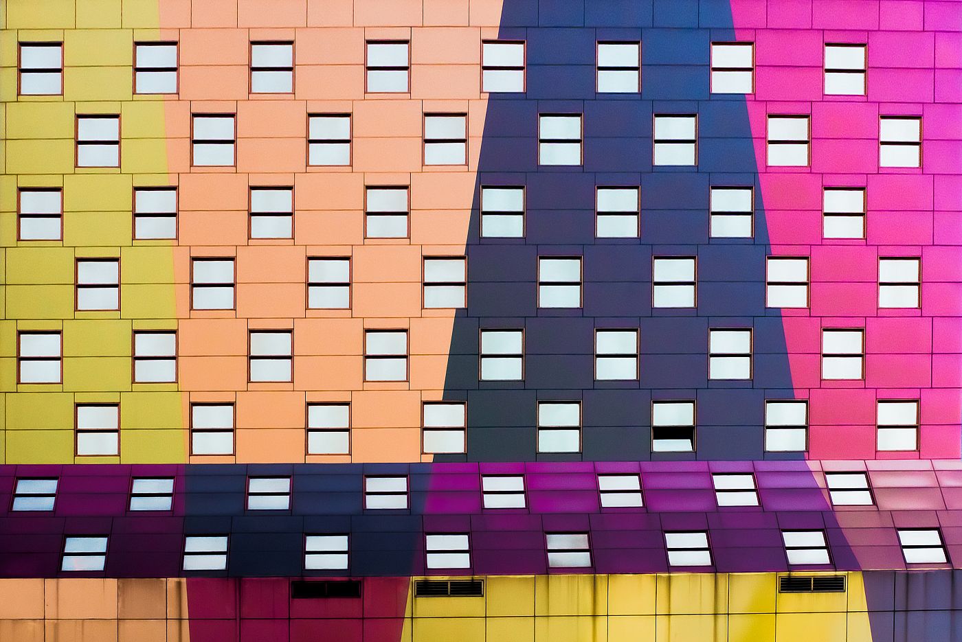 Detail, a flattened and straightened photography of a facade in midtown Manhattan