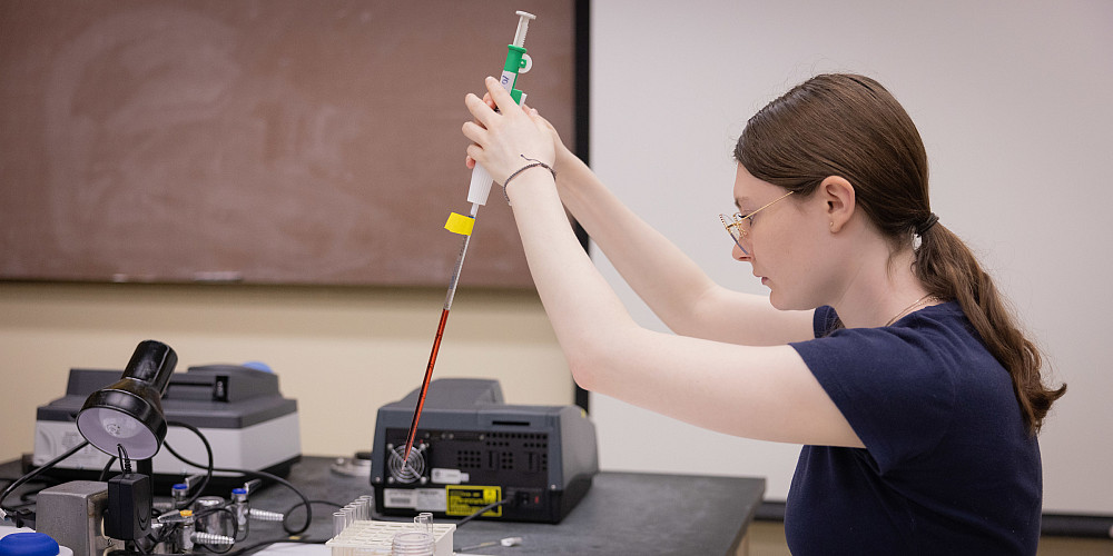 Students at work in the General Biology 1 Lab.
